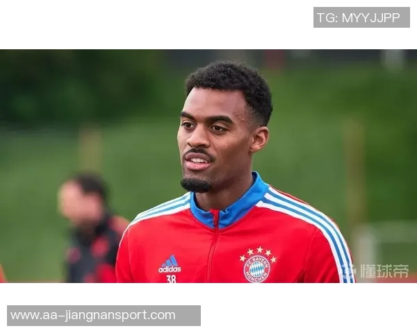 赫拉芬贝赫在禁区外遭铲倒主裁未判罚比赛继续进行引发争议 赫拉芬贝赫在禁区外遭铲倒主裁未判罚比赛继续进行引发争议