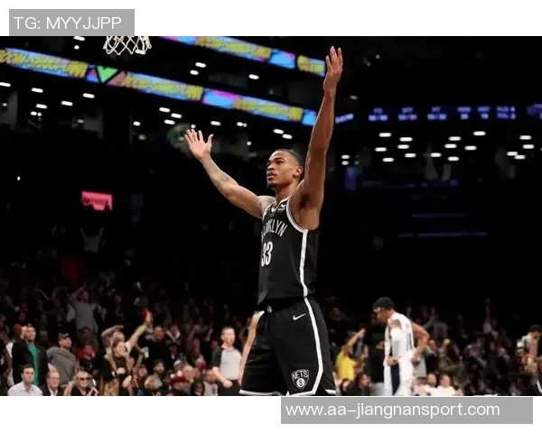 克拉克斯顿半场表现出色11投6中贡献13分7篮板2助攻1抢断 克拉克斯顿半场表现出色11投6中贡献13分7篮板2助攻1抢断