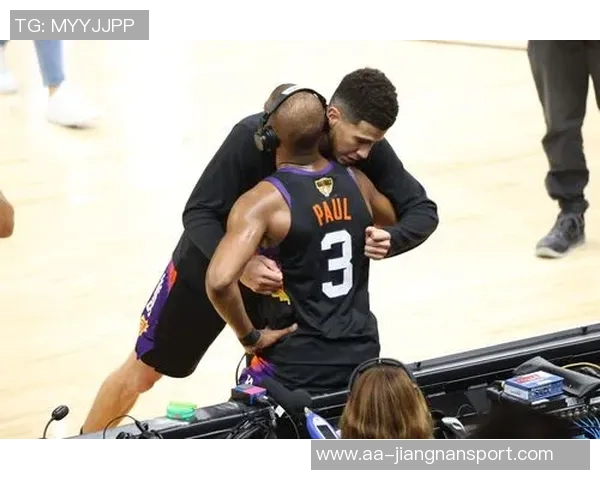 布克赛后与模仿者中国布克亲密合影赠送签名球衣展现友谊与支持